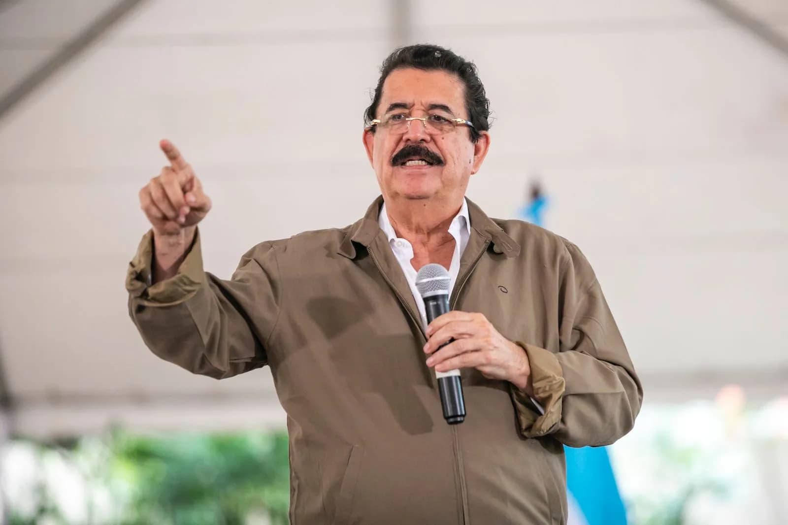 Zelaya’s controversial decree: making a book on the 2009 coup compulsory in schools Zelaya’s controversial decree: making a book on the 2009 coup compulsory in schools